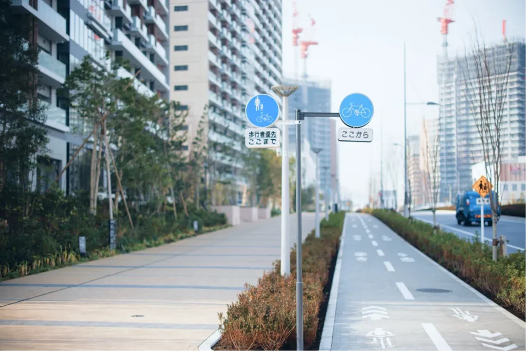 広い歩道と自転車専用レーン